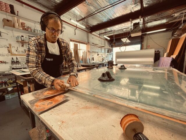 A little extra hand polishing on the edges of a Custom LED Mirror. It pains to be a perfectionist sometimes.
Size: 2.2m by 1.5m
Style: Verge LED Mirror.
Made By Clearlight Designs in Sydney, Australia