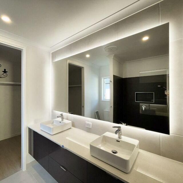 📸 Sent in from Kylie Drysdale.
Her new Halo LED Bathroom Mirror is looking magnificent in her new bathroom. Thanks for the photo Kylie! We are glad you love it!